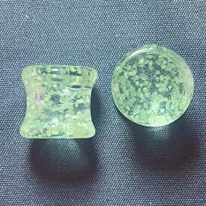 Clear glass plugs with glow in the dark speckles - Size 00g or 9/10mm.